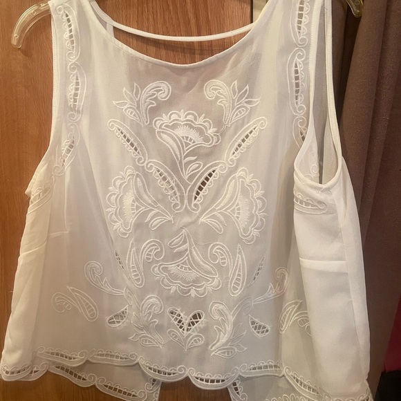 Tops - Elegant White Embroidered Sleeveless Top